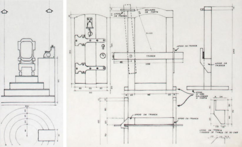 Reprodução de desenhos arquitetônicos representando aspectos construtivos e técnicos de elementos cênicos como um trono em um altar, uma porta com um sino.