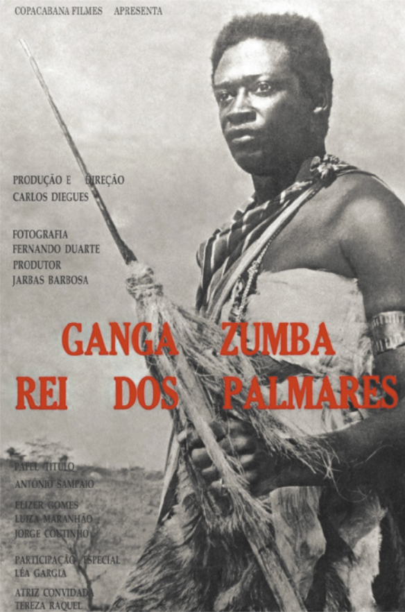 Cartaz de filme com fotografia em preto e branco de um homem com trajes de tradição africana e adereços diversos, segurando uma lança pontiaguda.