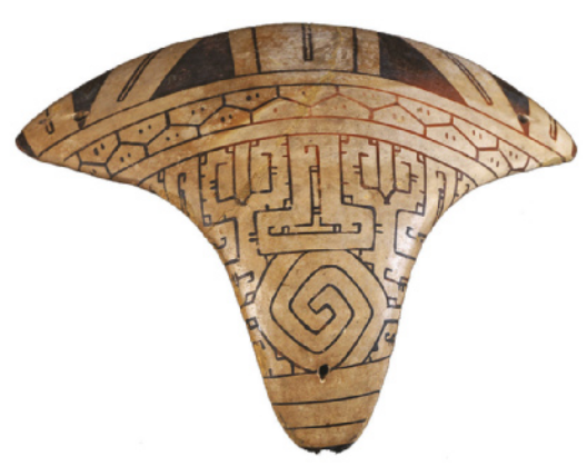 Fotografia de um objeto escultórico com a forma de uma tanga, decorada com grafismos geométricos de linhas, pontos, espirais e formas triangulares.