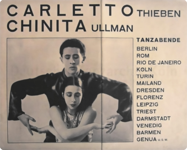 Cartaz com fotografia em preto e branco dos dançarinos Carletto Thieben e Chinita Ullmann. Eles estão de mãos dadas, e Carletto está atrás de Chinita, com os braços abertos ao lado do corpo, com os cotovelos flexionados, usando uma camisa. Chinita está à frente de Carletto, com os braços cruzados à frente do peito, estendendo as mãos em direção às mãos de Carletto, que estão ao lado dela. Chinita está com os cabelos longos presos, vestindo uma camiseta. O texto no cartaz diz, em alemão: 'Carletto Thieben; Chinita Ullmann. Noites de dança. Berlim; Roma; Rio de Janeiro; Colônia; Turim; Mailand; Florença; Leipzig; Trieste; Darmstadt; Barmen; Gênova'.