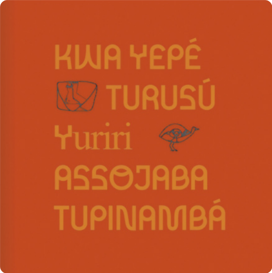 Capa de catálogo com desenhos de um pássaro e de um objeto artesanal indígena, além da seguinte mensagem, escrita em tupi: 'essa é a grande volta do manto tupinambá”.