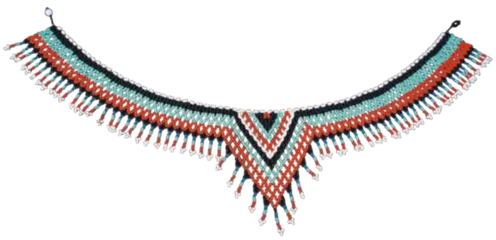 Fotografia de uma espécie de colar com diversas cores, feito com fios entrelaçados que configuram padrões geométricos.