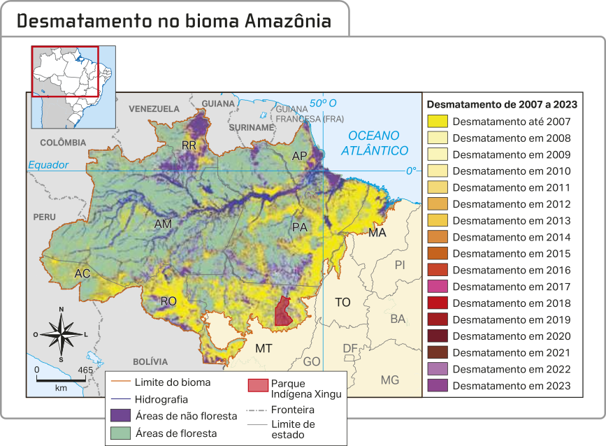 Mapa 'Desmatamento no bioma Amazônia': O mapa mostra a região da Amazônia brasileira, indicando as regiões desmatadas em ordem cronológica. Um pequeno mapa no canto superior esquerdo, localiza a região no noroeste da América do Sul, nas regiões Centro-Oeste e Norte do Brasil. Segundo os dados da legenda, as informações são as seguintes:  Áreas de não floresta: manchas urbanas presentes predominantemente nas regiões litorâneas e nos estados de Roraima, Rondônia e Amapá; Áreas de floresta: áreas predominantes na Amazônia, ocupando principalmente os estados de Amazonas, Acre, Roraima, Amapá e Pará; Parque Indígena Xingu: ocupa uma grande área no norte do estado de Mato Grosso; Desmatamento de 2007 a 2023:  Desmatamento até 2007: regiões próximas às margens do rio Amazonas nos estados do Pará e do Amazonas; e regiões predominantemente localizadas nas imediações e fronteiras do bioma amazônico, entre a região Norte e a região Centro-Oeste do país, concentradas nos estados de Maranhão, Pará, Mato Grosso, Rondônia, Acre e Roraima; Desmatamento em 2008: pontos esparsos e manchas discretas adjacentes às regiões desmatadas até 2007; Desmatamento em 2009: pontos esparsos e manchas discretas adjacentes às regiões desmatadas até 2007; Desmatamento em 2010: pontos esparsos e manchas discretas adjacentes às regiões desmatadas até 2007; Desmatamento em 2011: pontos esparsos e manchas discretas adjacentes às regiões desmatadas até 2007; Desmatamento em 2012: pontos esparsos e manchas discretas adjacentes às regiões desmatadas até 2007;  Desmatamento em 2013: pontos esparsos e manchas discretas adjacentes às regiões desmatadas até 2007;  Desmatamento em 2014: pontos esparsos e manchas discretas adjacentes às regiões desmatadas até 2007;  Desmatamento em 2015: pontos esparsos e manchas discretas adjacentes às regiões desmatadas até 2007;  Desmatamento em 2016: pontos esparsos e manchas discretas adjacentes às regiões desmatadas até 2007;  Desmatamento em 2017: pontos esparsos e manchas discretas adjacentes às regiões desmatadas até 2007;  Desmatamento em 2018: pontos esparsos e manchas discretas adjacentes às regiões desmatadas até 2007;  Desmatamento em 2019: pontos esparsos e manchas discretas adjacentes às regiões desmatadas até 2007;  Desmatamento em 2020: pontos esparsos e manchas discretas adjacentes às regiões desmatadas até 2007;  Desmatamento em 2021: pontos esparsos e manchas discretas adjacentes às regiões desmatadas até 2007;  Desmatamento em 2022: grandes áreas no sul de Rondônia; muitas manchas espalhadas pelo sul do Pará; região litorânea do Pará e do Amapá; regiões sul e norte de Roraima; pontos esparsos no sul do Amazonas, e grandes regiões na fronteira entre Amazonas e Roraima; Desmatamento em 2023: muitas manchas espalhadas pelo sul do Pará; região litorânea do Pará e do Amapá; regiões sul e norte de Roraima; pontos esparsos no sul do Amazonas, e grandes regiões na fronteira entre Amazonas e Roraima.