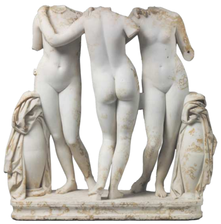 Fotografia de escultura representando corpos de três mulheres em pé lado a lado, abraçadas. Uma delas, ao centro, está de costas, e os corpos dela estão com as cabeças e partes dos braços faltando.