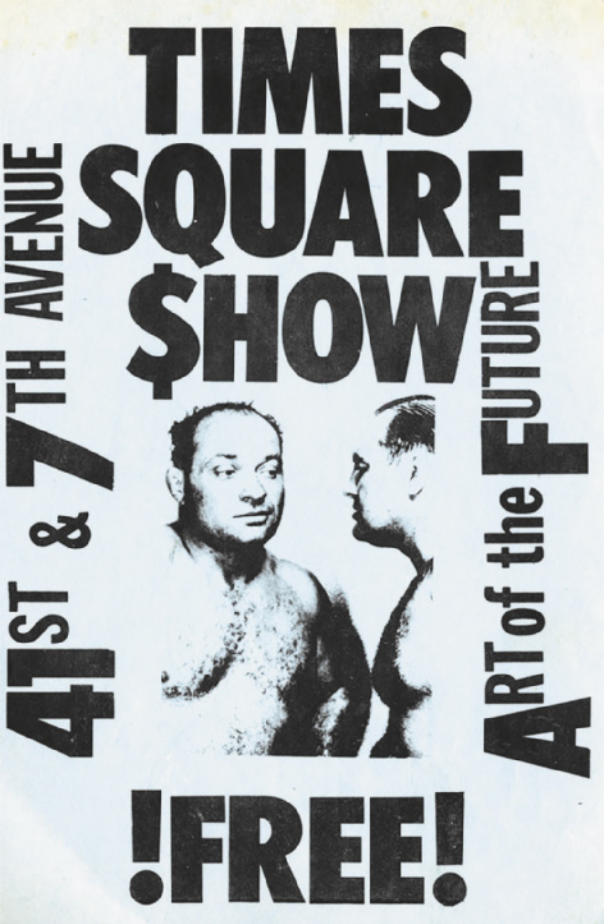 Cartaz com fotografia de dois homens calvos sem camiseta, um ao lado do outro. O texto do cartaz diz, em inglês: 'Times Square Show. Quadragésima primeira e sétima avenidas. Arte do futuro. Grátis!'