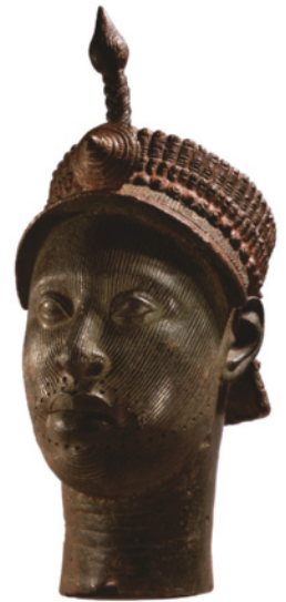 Escultura representando a cabeça de um homem usando um capacete com uma espécie de ponta de flecha no topo.