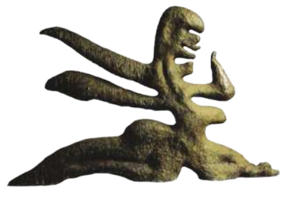 Fotografia de uma escultura representando uma figura humana estilizada com formas alongadas que se assemelham a braços abertos.