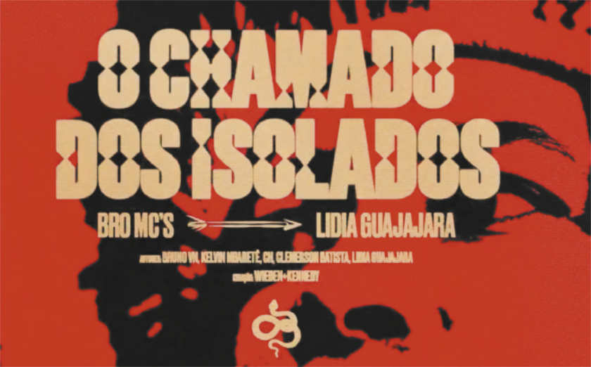 Cartaz de divulgação de música com detalhe da fotografia do rosto de uma mulher indígena usando um cocar. A tipografia no cartaz explora elementos gráficos de tradições indígenas, como pequenos grafismos de formato triangular e losangos, além da ilustração de um flecha e de uma cobra.