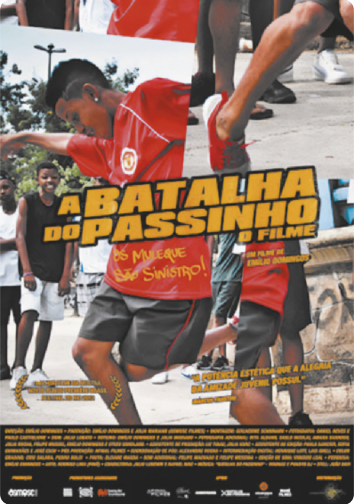 Cartaz de documentário com fotografias de um garoto dançando com os joelhos flexionados, pisando com um pé no chão, com detalhes da fotografia mostrando o pé dele e garotos ao fundo, que o observam.