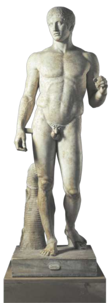 Fotografia de uma escultura representando um homem nu em pé, com porte atlético e cabelos cacheados curtos, com um dos joelhos levemente flexionados e uma das mãos elevada à altura das costelas.