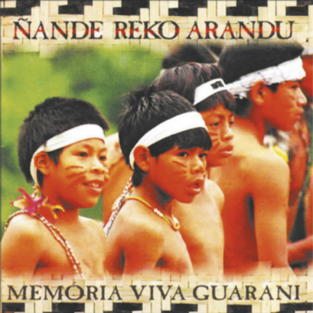 Capa de álbum com fotografia de meninos indígenas com os rostos pintados, usando faixas na cabeça e colares.