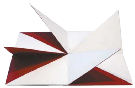 Fotografia de um objeto escultórico dobrável e manipulável constituído de lâminas de cor branca e vermelha, com formas geométricas triangulares e quadradas, que se elevam em diagonal em relação a uma base no plano horizontal.