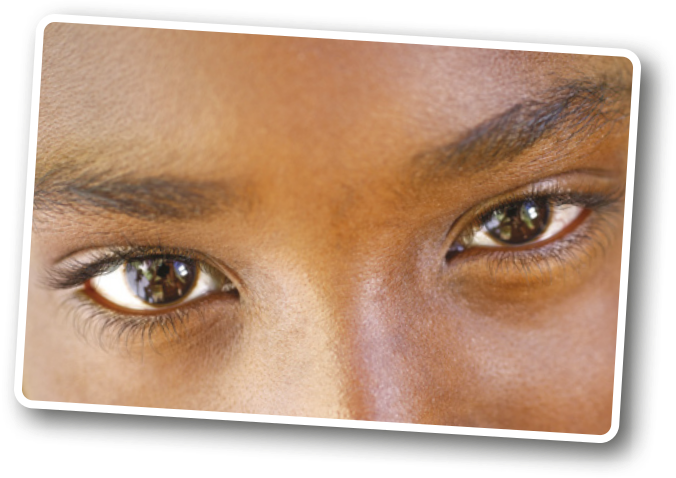 Fotografia dos dois olhos de uma pessoa negra.