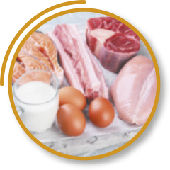 Fotografia de um copo de leite, ovos, cortes crus de salmão, carne de porco, frango e boi.