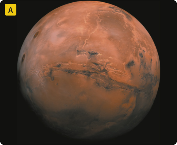 A. Fotografia de Marte, planeta esférico com grandes manchas formadas por sua atmosfera.