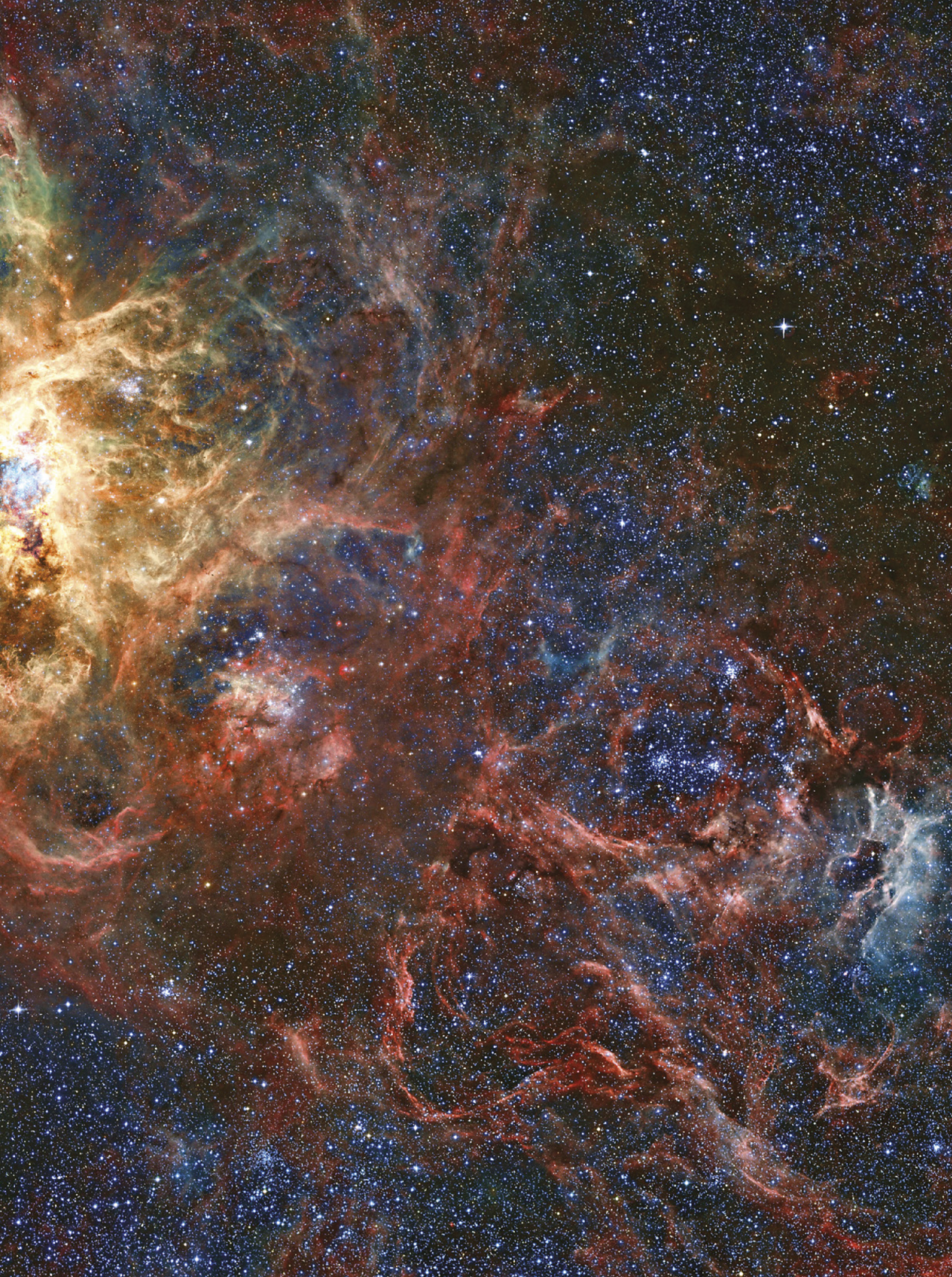 Fotografia do espaço, com inúmeras pequenas estrelas e nuvens de poeira.