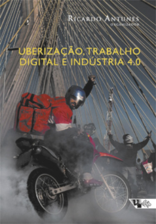 Imagem de capa do livro 'Uberização, trabalho digital e indústria 4.0', do autor Ricardo Antunes. Há fotografia de entregador sobre sua moto, usando a mochila de entregas e o capacete, com o braço levantado. Outro entregador está em pé usando capacete com o braço levantado, há fumaça saindo do chão e eles estão sobre a Ponte Estaiada em São Paulo.