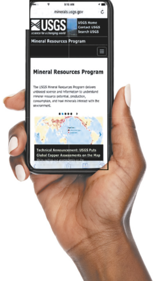 Imagem de mão segurando um smartphone com a notícia sobre 'Mineral resources program', do site USGS.