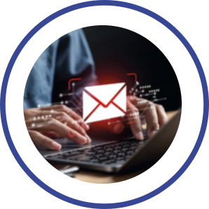 Imagem de pessoa usando notebook, com projeção de símbolo de e-mail.