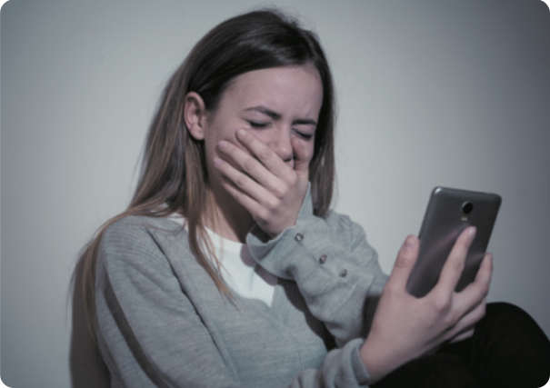 Imagem de mulher demonstrando sofrimento segurando seu smartphone.