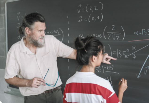 Fotografia de professor apontando dados matemáticos em lousa para estudante.