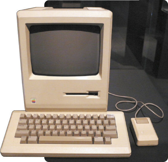 Imagem de um computador antigo, com monitor de tubo, teclado e mouse.