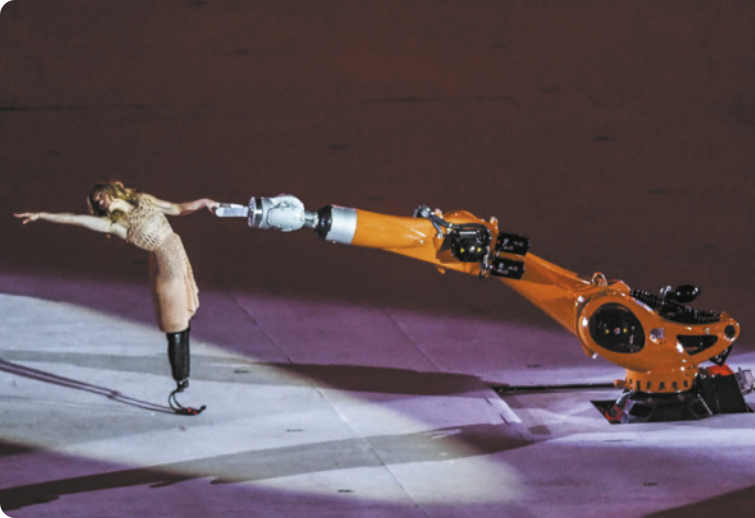Fotografia de atleta bailarina usando próteses nas duas pernas dançando com um robô.