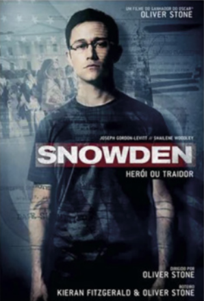 Imagem de capa do filme 'Snowden, herói ou traidor'. Há um homem jovem em pé usando camiseta e óculos.