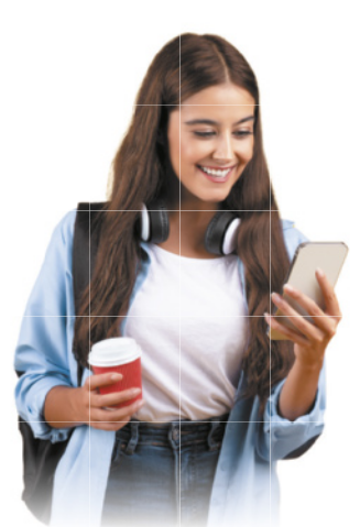 Imagem de mulher jovem sorrindo e olhando para seu smartphone.