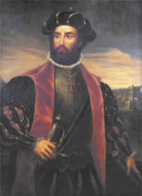 Pintura de Vasco da Gama. Ele é um homem branco, possui barba, usa boina, colete, blusa de mangas bufantes e tem uma espada empunhada na cintura.