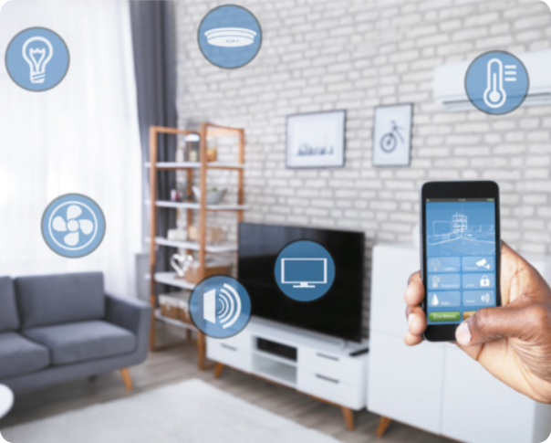 Imagem de sala de estar com uma pessoa controlando a televisão, o ar condicionado, a iluminação, o alarme, a ventilação e o volume sonoro do ambiente a partir de um sistema de automação por aplicativo de smartphone.