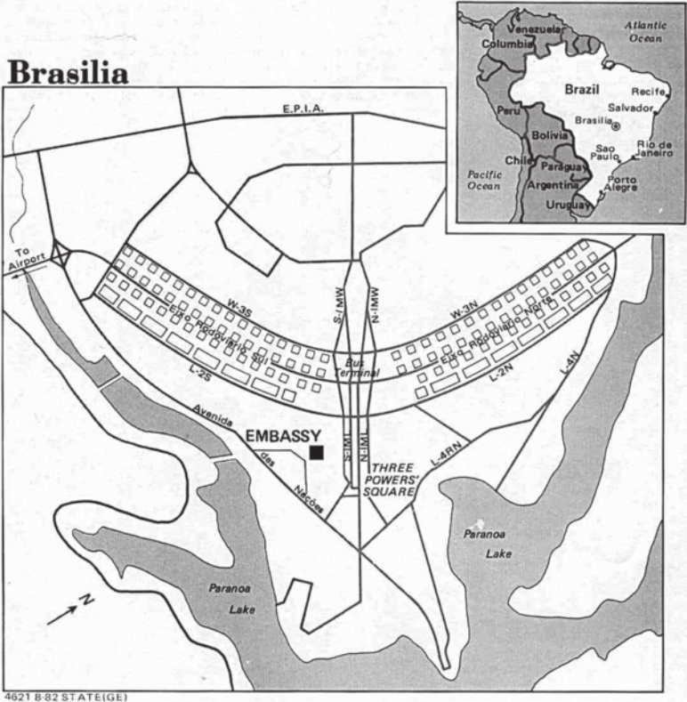 Mapa de 'Brasilia'. Há uma representação diminuída do mapa do Brasil, situado na América do Sul, e o grande destaque do mapa é o plano piloto de Brasilia, mostrando o formato de avião da cidade e o local da Praça dos três poderes.
