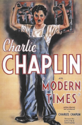 Capa do filme 'Tempos modernos'. Charlie Chaplin está em pé e segurando em dois disjuntores com as mãos. Ele é branco, possui pequeno bigode, usa camiseta, macacão jeans e sapatos.