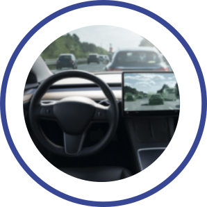 Imagem do interior de um carro em movimento, mostrando volante e tela de painel digital.