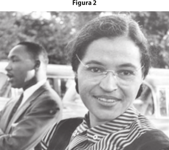 Fotografia em preto e branco de Rosa Parks ao lado de Martin Luther King. Ela está sorrindo, é uma mulher negra, usa óculos, camisa listrada e cabelos presos. Ele é um homem negro, aparenta estar falando e usa terno e gravata.