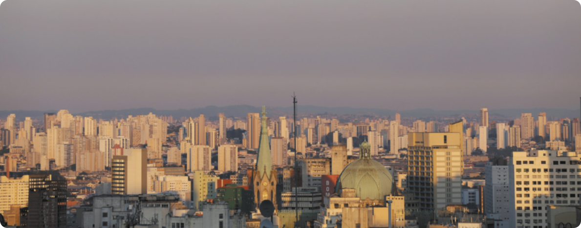 Fotografia de vista superior da cidade de São Paulo. O céu está com muita poluição.