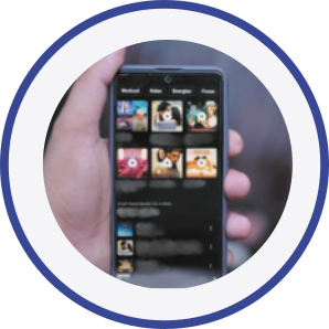 Imagem de smartphone exibindo opções de músicas na tela.