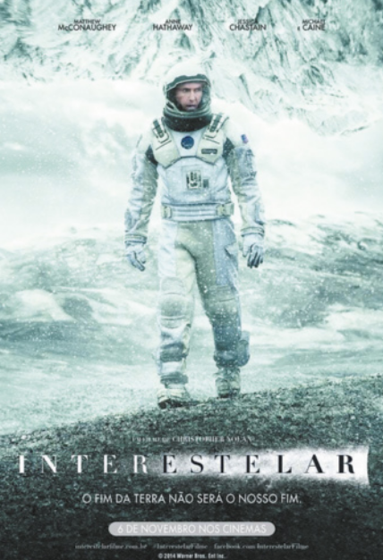 Imagem da capa do filme 'Interestelar'. Há um homem usando roupa de astronauta caminhando em solo de outro planeta.
