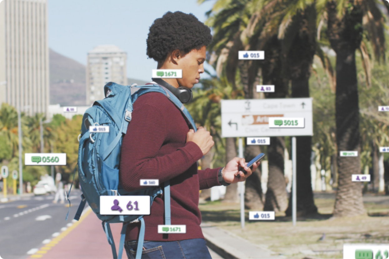 Imagem de homem andando na rua, olhando para seu smartphone com representações de notificações.