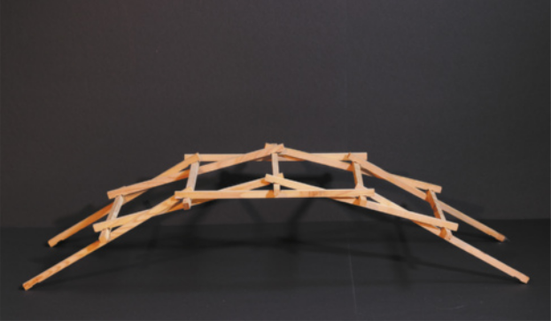 Imagem de maquete de ponte projetada por Leonardo Da Vinci. Ela é feita por bastões de madeira encaixados.