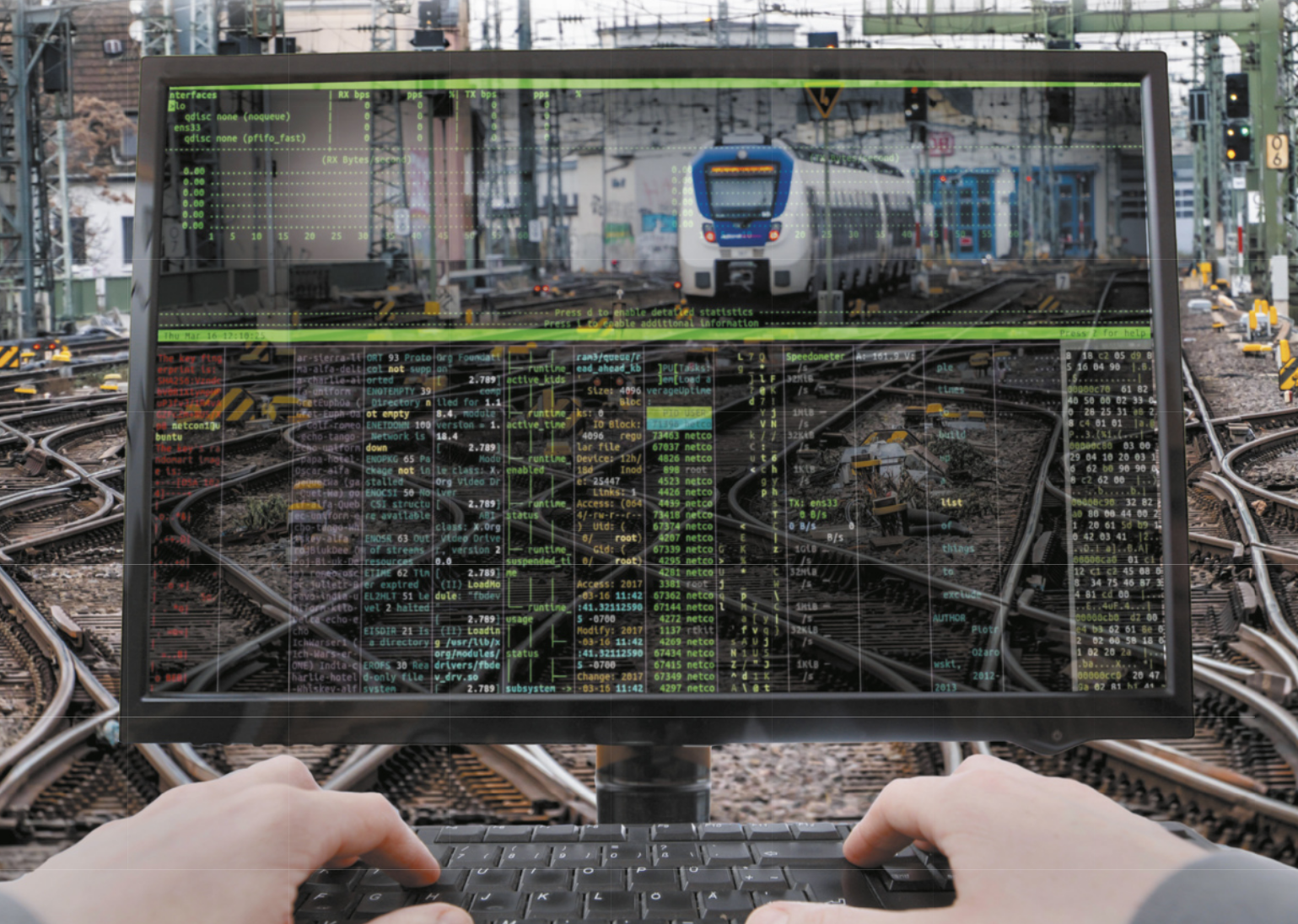 Imagem de pessoa usando computador. Há dados sobre rede ferroviária na tela.