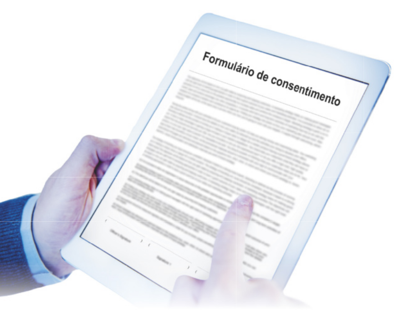 Imagem de pessoa segurando tablet. Na tela, há texto com título 'Formulário de consentimento'.