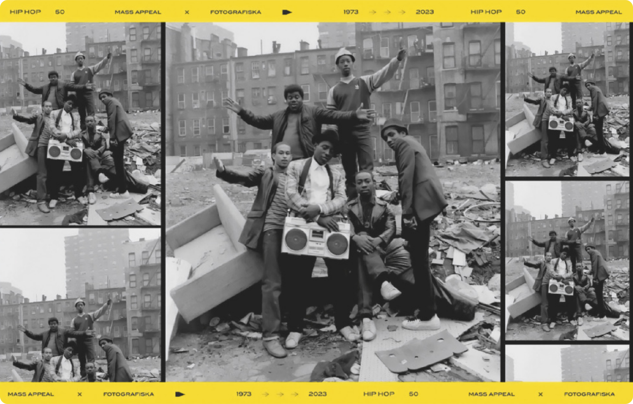 Fotografias em preto e branco de um grupo de homens posando em meio a escombros e materiais descartados, em frente a um conjunto de edifícios baixos. Eles estão em posições diversas, sentados e em pé, alguns deles com os braços abertos. Ao centro, um deles segura um aparelho de som.