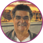 Fotografia de Gustavo Dourado. Ele é um homem com cabelos grisalhos, sorrindo.