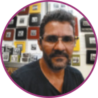 Fotografia de Severino Borges. Ele é um homem com barba e cabelos curtos grisalhos, de óculos.