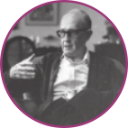 Fotografia de Carlos Drummond de Andrade: um homem calvo, de óculos, gesticulando com a mão.