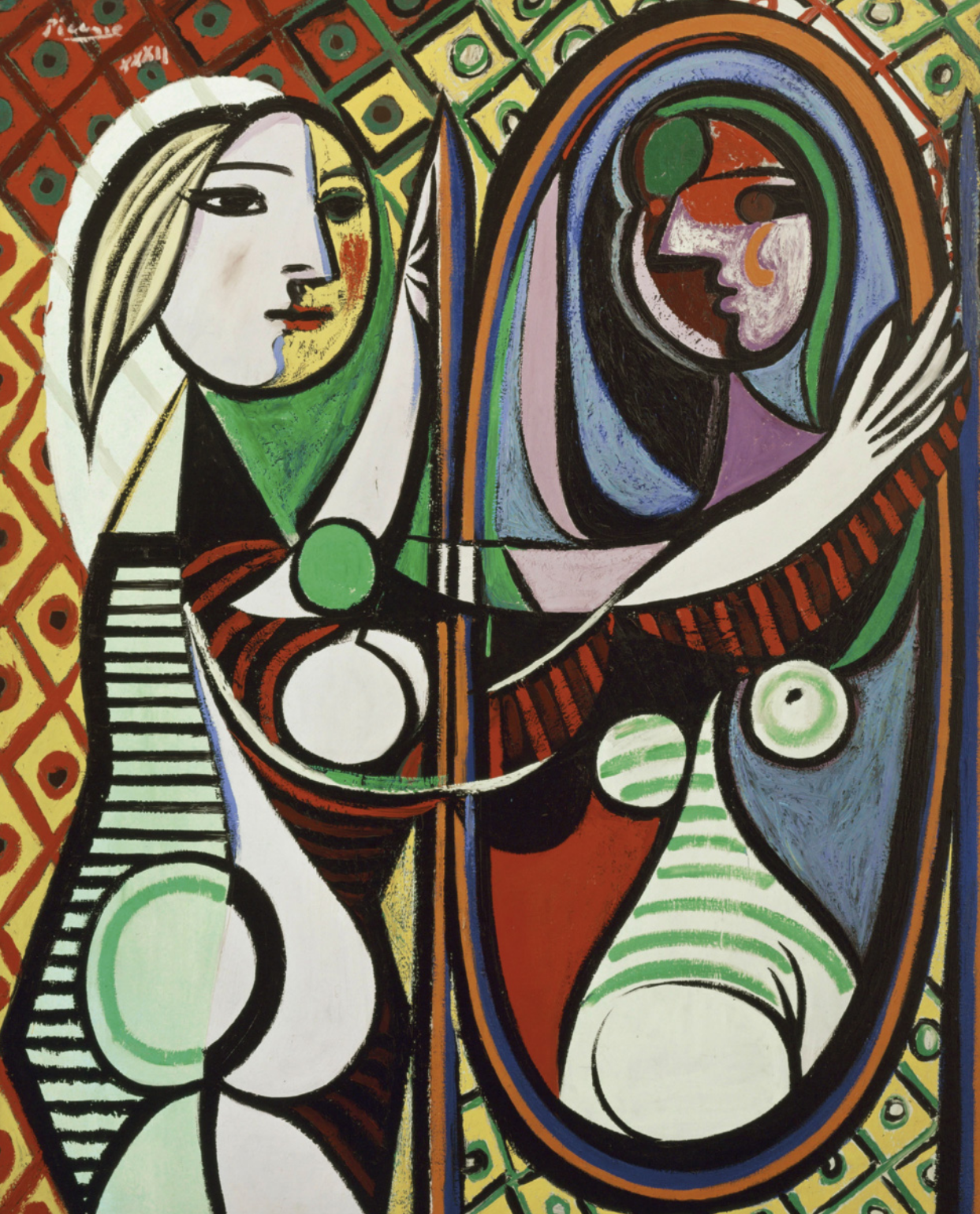Imagem de uma pintura cubista, representando uma mulher em frente a um espelho observando seu reflexo. À esquerda, a mulher é representada com a pele e cabelos claros. Ela está usando um vestido com listras, tem o semblante tranquilo, e seu braço está estendido na direção do espelho. À direita, o reflexo da mulher é representado com a pele mais escura, com partes em vermelho no rosto, semblante mais sombrio, e um traço logo abaixo dos olhos, que se assemelha a uma lágrima. O espelho tem um formato oval e o fundo da pintura possui padrões geométricos, principalmente de losangos coloridos.