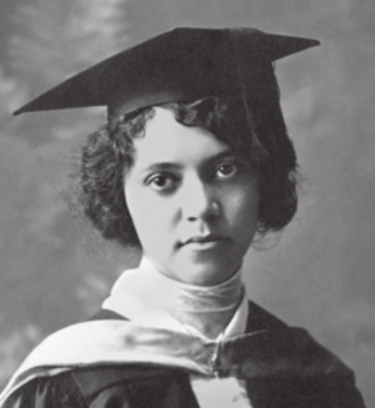 Fotografia em preto e branco de Alice Ball. Na foto, Alice é uma jovem negra que tem os cabelos curtos e cacheados. Ela está usando roupas de formatura, como beca e capelo. Sua expressão está séria.