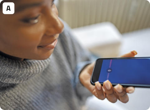 A. Fotografia de uma mulher gravando um áudio com seu celular. A mulher está segurando o celular próximo à boca, e na tela há um ícone de microfone.