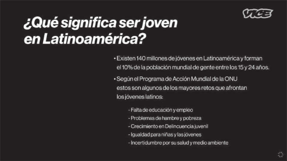 Imagem do trecho de um vídeo, onde está escrito '¿Qué significa ser joven en Latinoamérica?' em letras grandes. Abaixo está escrito, em tópicos 'Existen 140 miliones de jóvenes en Latinoamérica y forman el 10% de la población mundial de gente entre los 15 y 24 años' e 'Según el Programa de Acción Mundial de la ONU estos son algunos de los mayores retos que afrontan los jóvenes latinos:'. 'Falta de educación y empleo',  'Problemas de hambre y pobreza', 'Crecimiento en Delincuencia juvenil', 'Igualdad para niñas y jóvenes', 'Incertidumbre por su salud y medio ambiente'.
